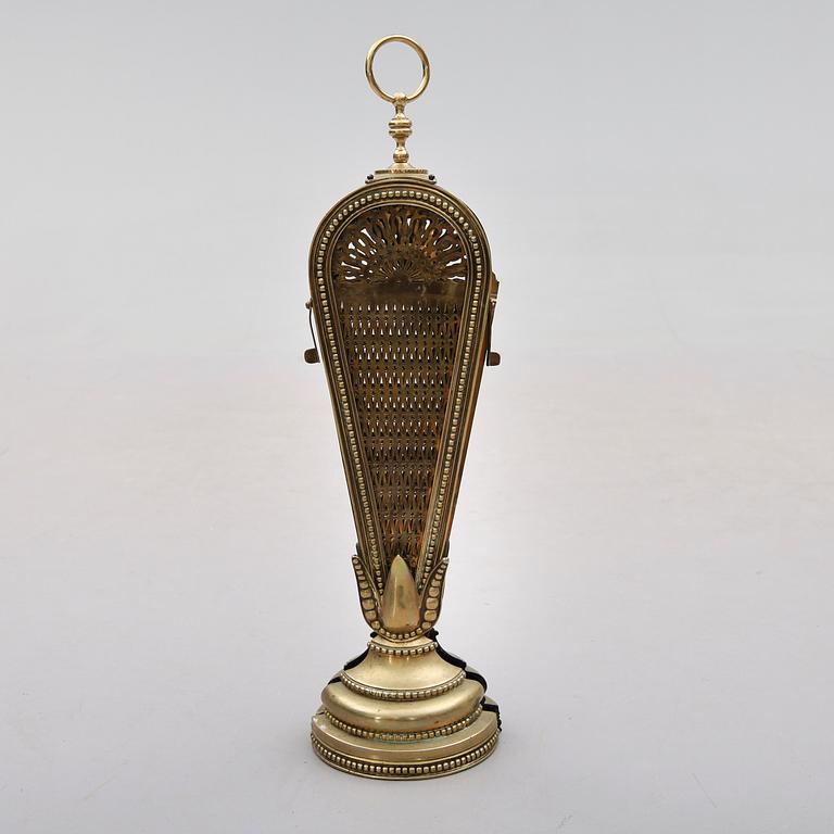 BRASSKYDD, mässing, 1900-talets första hälft.