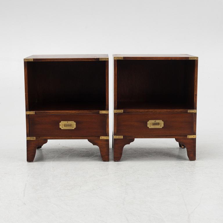 Sängbord, ett par, engelsk stil, 1900-talets andra hälft.