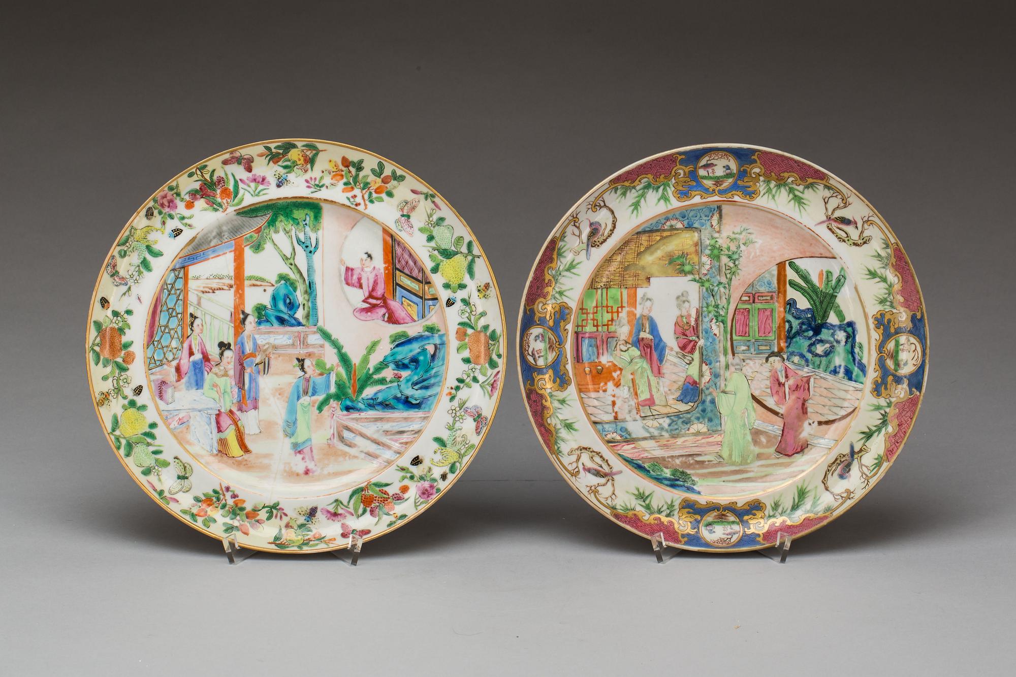 TALLRIKAR, 2 st. Famille rose s.k Mandarinporslin. Kina, Oianlong (1736-95).