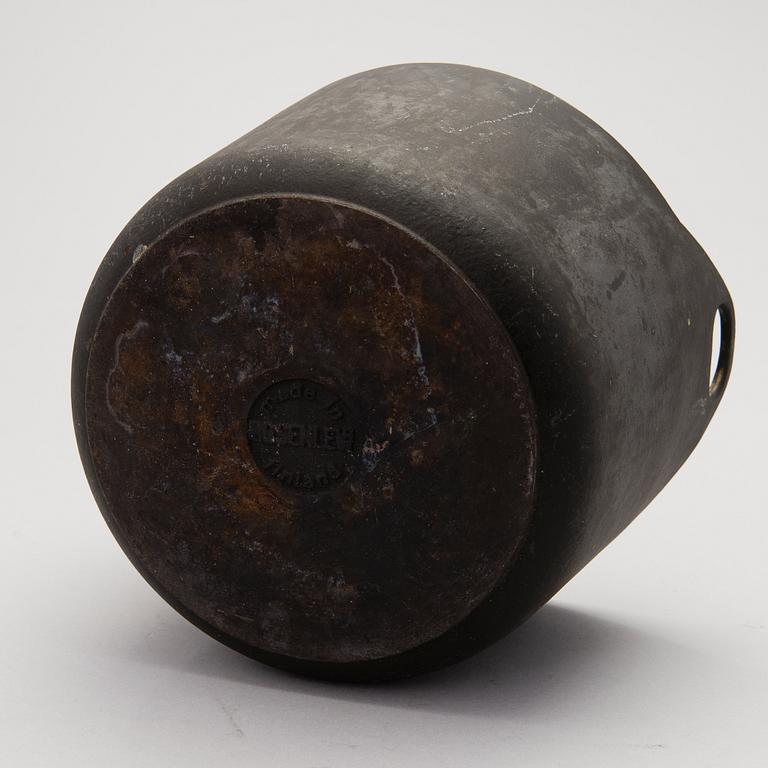 A cast iron pot, manufactured by Rosenlew in the 1960s/70s, Finland.