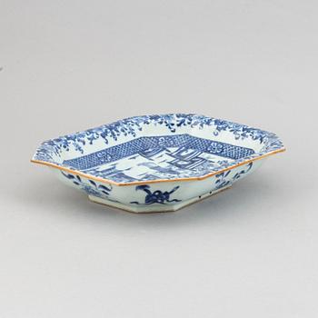 A blue and white tureen stand,Qing dynasty, Qianlong (1736-95).