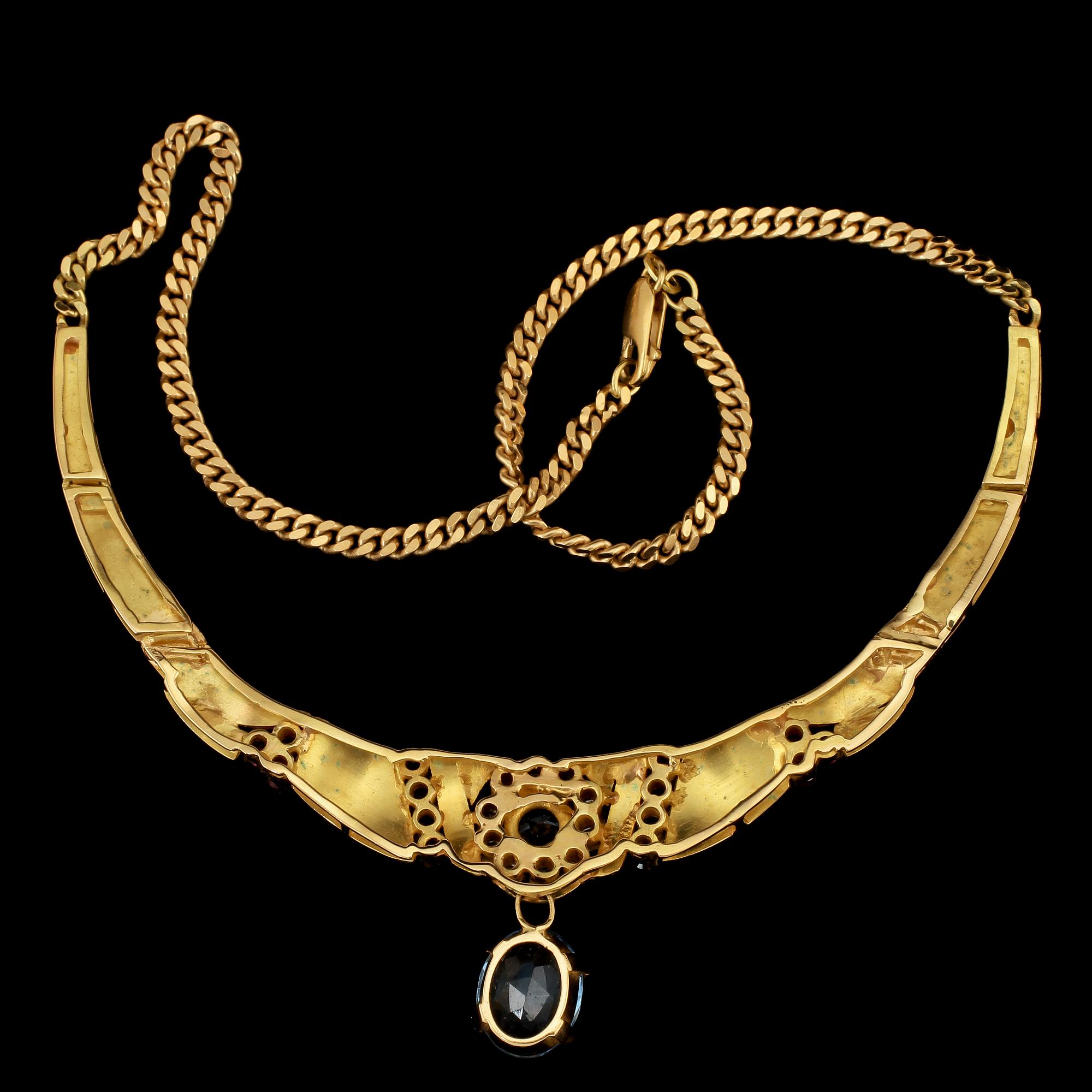 HALSLÄNK, 18k guld med syntetiska stenar, 1900-talets senare hälft. Vikt 38 g.