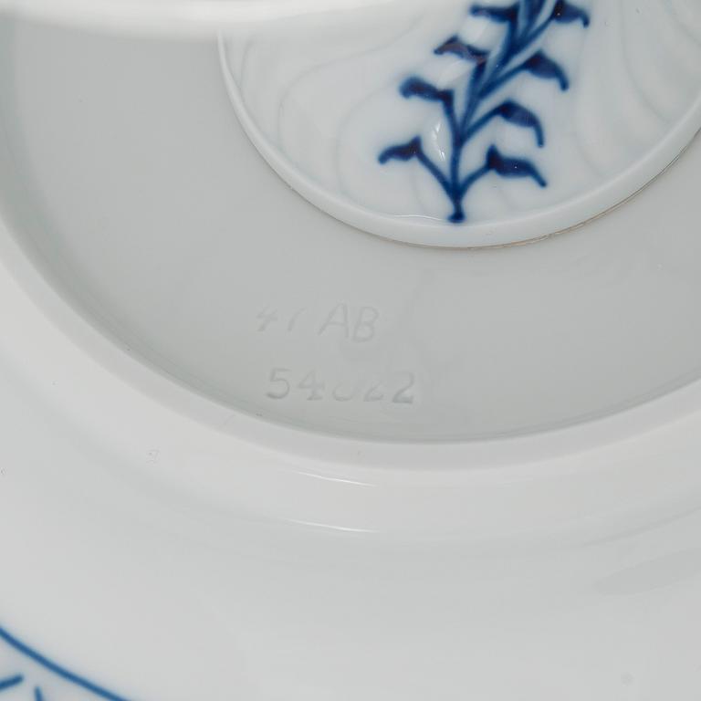 A set of 4 porcelain service pieces, "Onion pattern/Zwiebelmuster", Meissen and Teichert-Werke in Meissen, Germany.