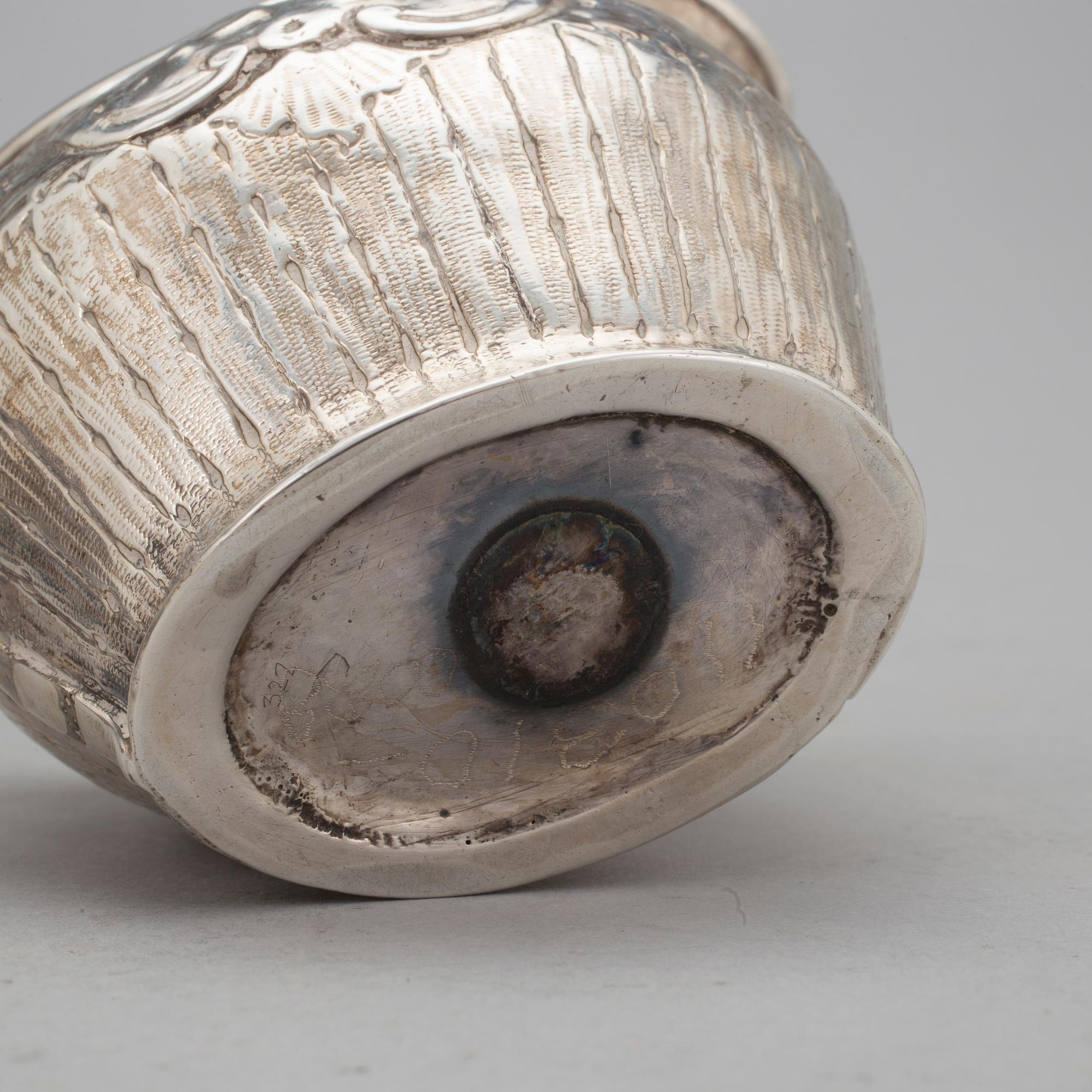 A SILVER LOVING CUP AND CREAMJUG, London 1804 och 1889. Weight ca 272 g.