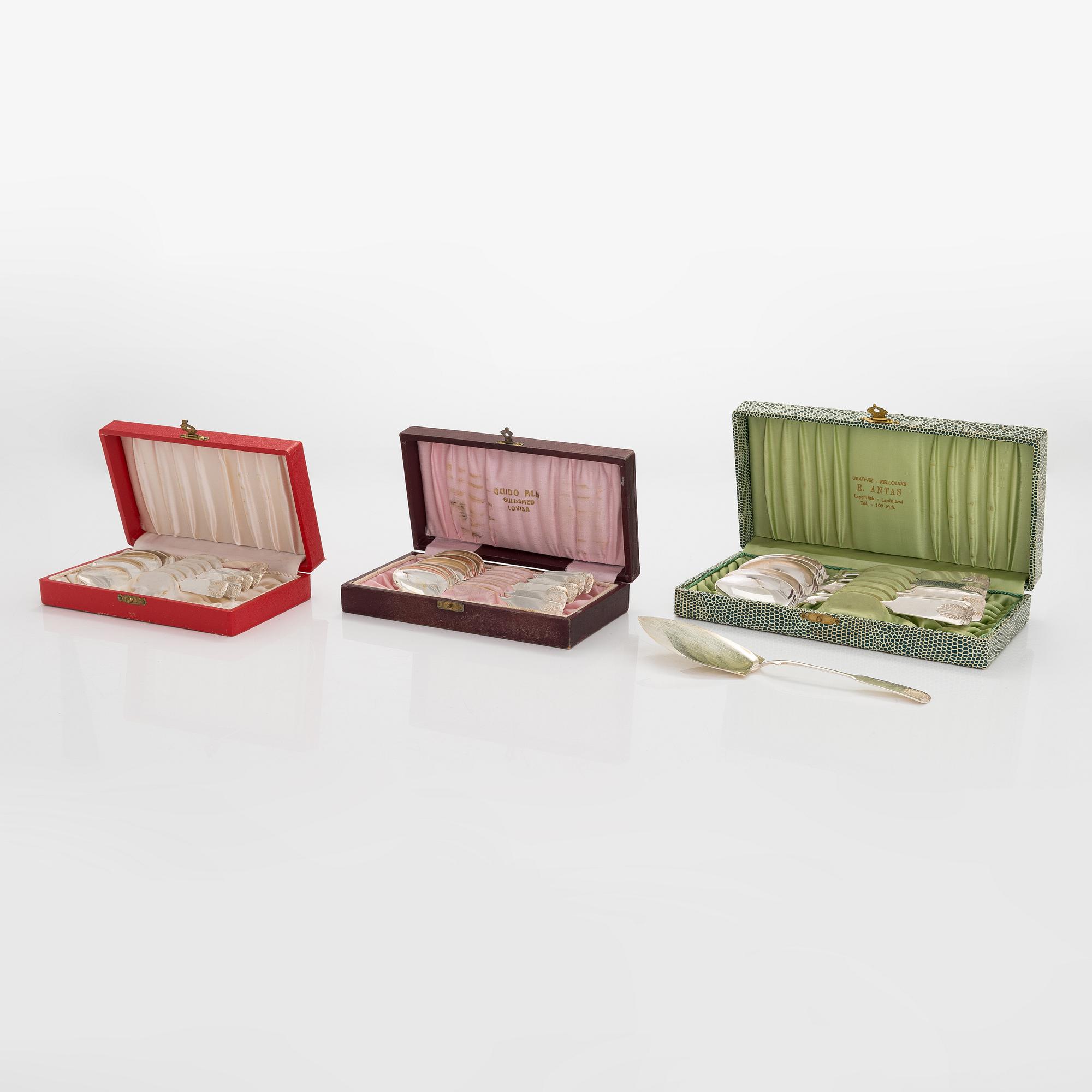 A set of 18 silver spoons and a cake server with sea shell motif, Kultakeskus, Hämeenlinna 1948-54.