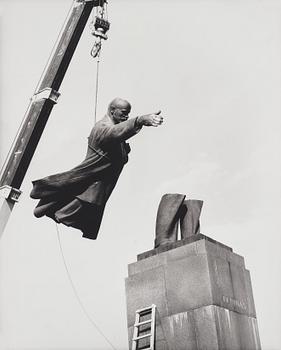 218. Antanas Sutkus, "Goodbye, party comrades!", 1991.