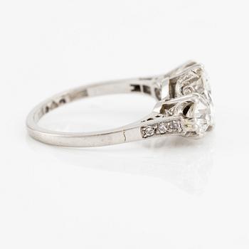 A platinum ring set with round brilliant- and old cut diamonds.