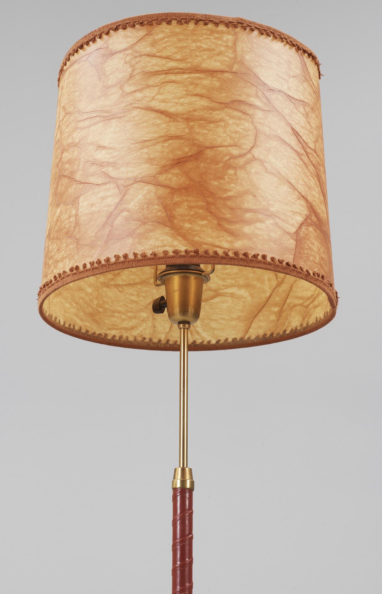 GOLVLAMPA, mässing och läder, omkring 1900-talets mitt.
