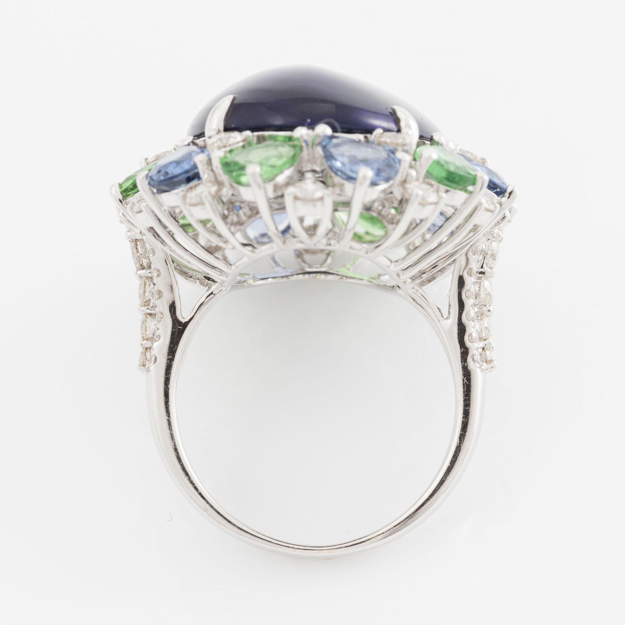 Ring, 18K vitguld med opal, tsavorit, safir och briljantslipade diamanter.