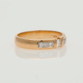 RING, 18K guld, briljantslipade diamanter. Vikt ca 4,5 g.