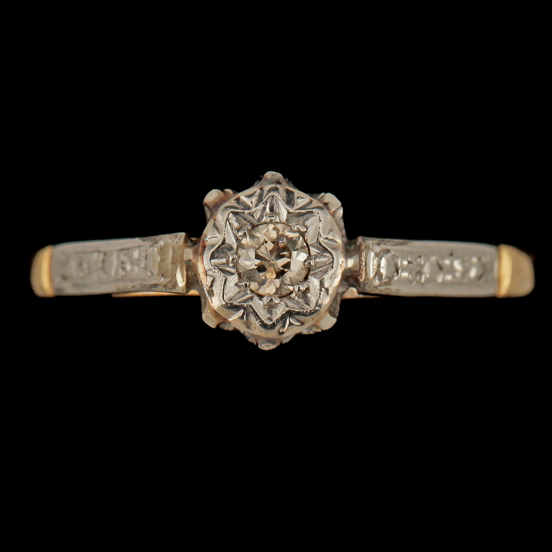 RING, 18k guld samt platina med briljantslipad diamant, 1900-tal. Vikt 2 g.