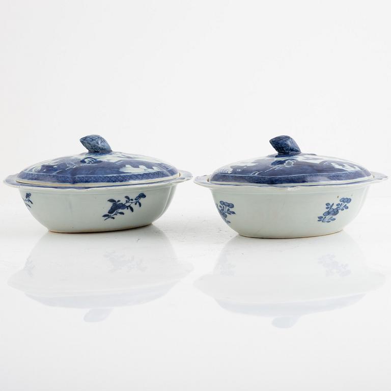 A pair of blue and white covered porcelain dishes, China, Qing dynasty, around 1800.