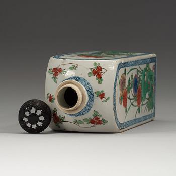 A square famille verte bottle, Qing dynasty, Kangxi (1662-1722).