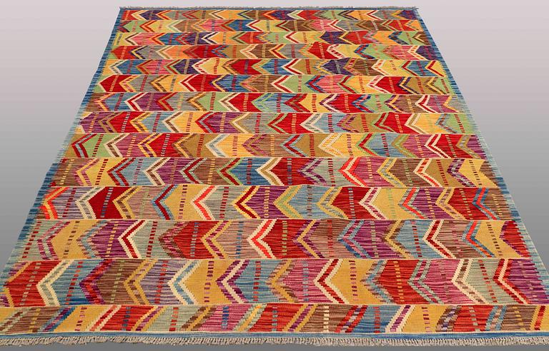 CARPET, Kilim, ca 252 x 187 cm.