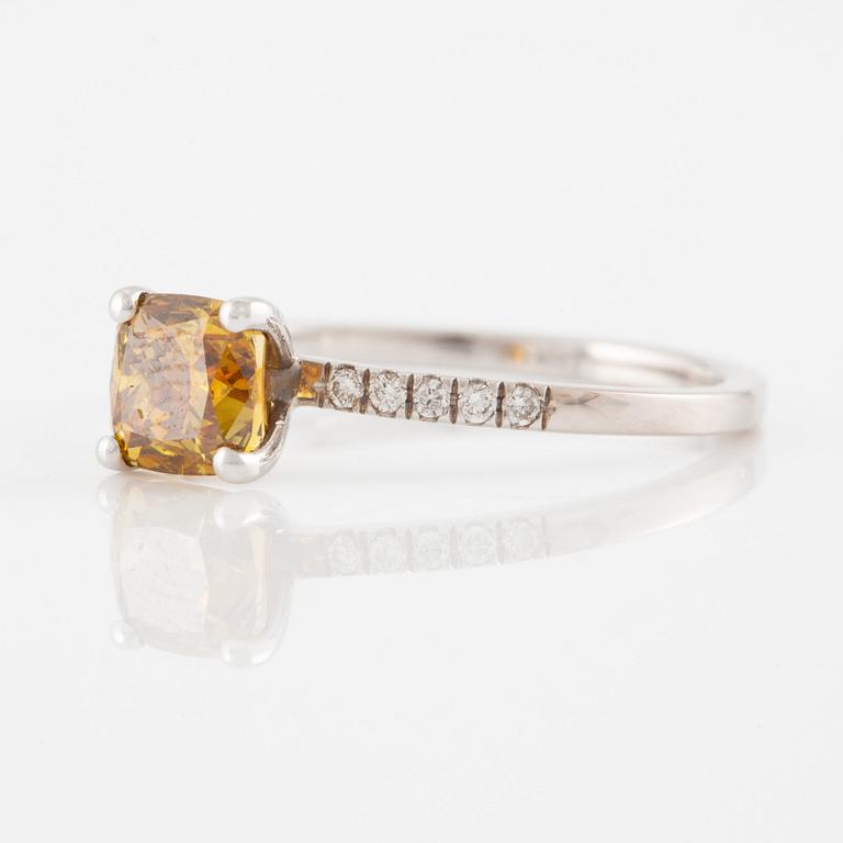 Ring 18K vitguld med cushionslipad gulorange diamant 1.02 ct,.