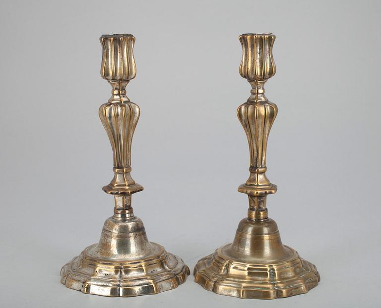 KYNTTILÄNJALKAPARI, hopeoitua messinkiä, 1700-luku.