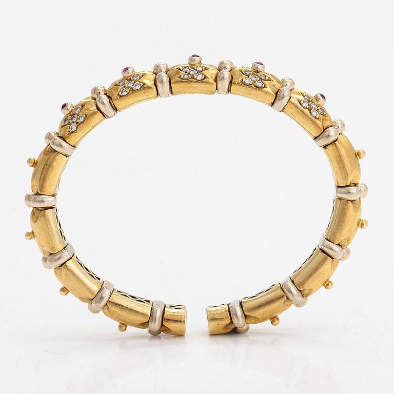 An ca. 18K gold bangle with diamonds approx. 0.50 ct. in total and rubies.