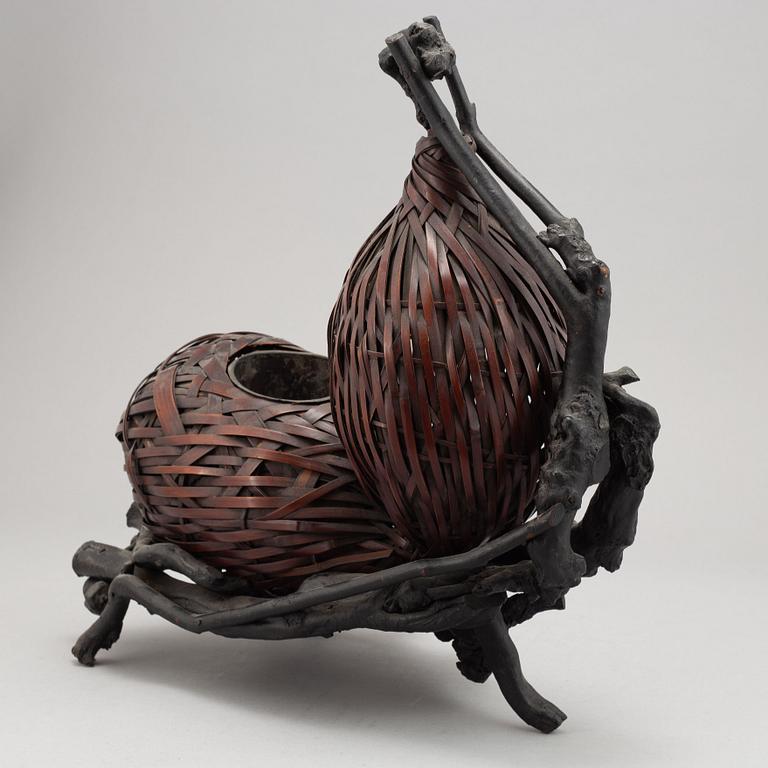 Korg "Hanakago" för blomsterarrangemang med ställ, bambu, Japan, 1900-talets första hälft.