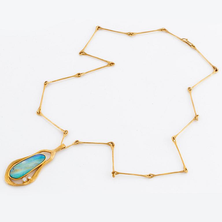 Ole Lynggaard necklace with opal and brilliant-cut diamonds.