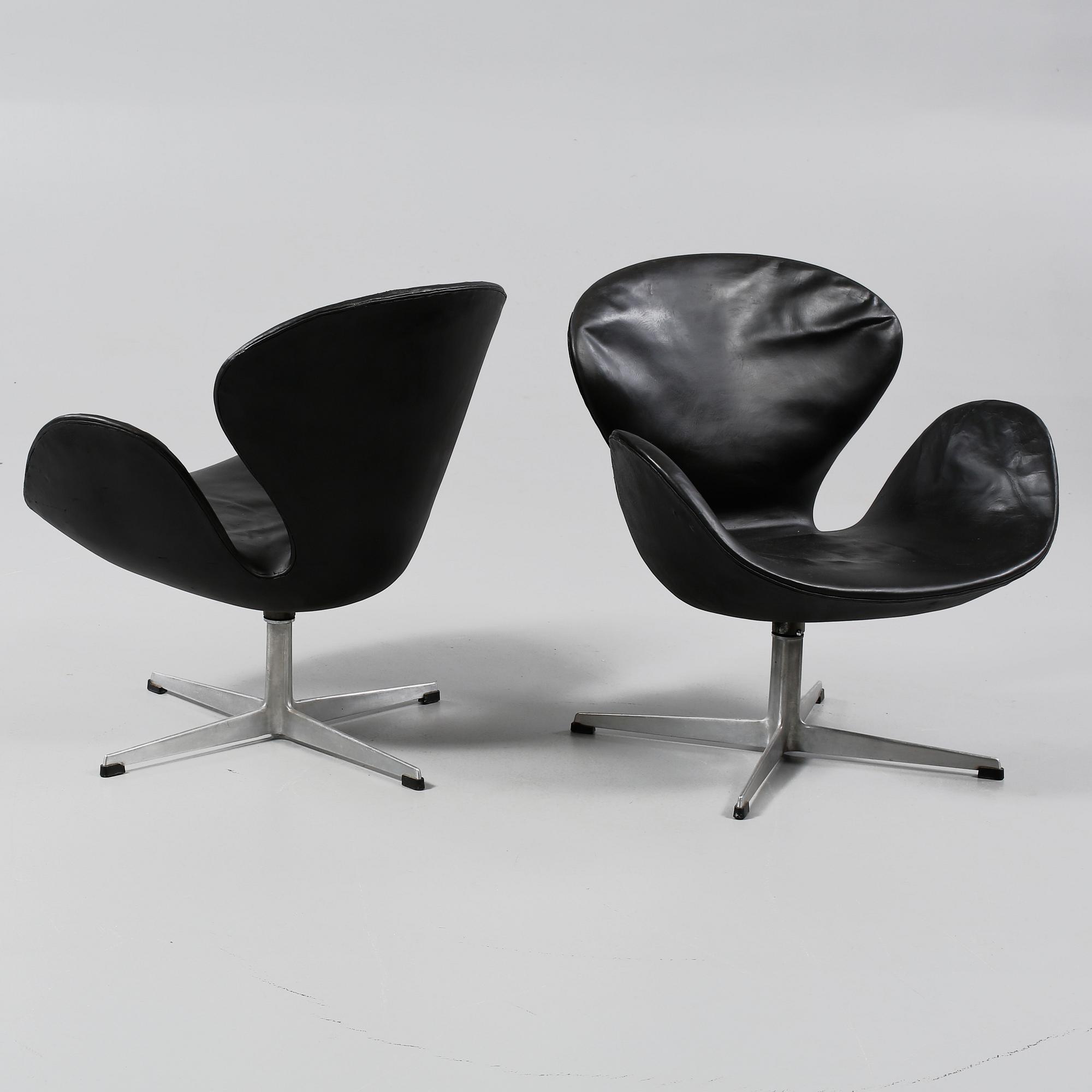 FÅTÖLJER, ett par, "Svanen" av Arne Jacobsen för Fritz Hansen, Danmark, 1900-talets andra hälft.
