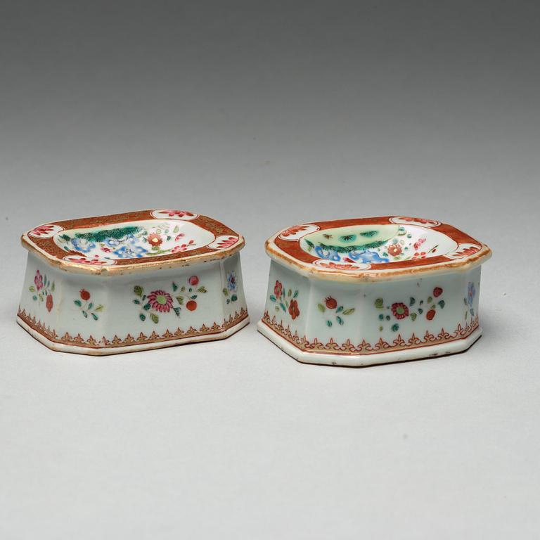 SALTKAR, ett par, kompaniporslin. Qingdynastin, Qianlong (1736-95).