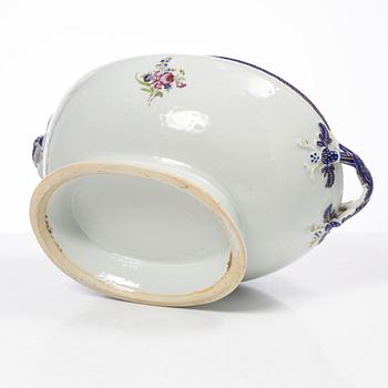 Terrin med lock och fat, kompaniporslin, Kina, Qingdynastin, omkring 1800.
