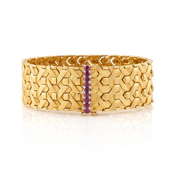 529. A bracelet in 18K gold with eight-cut diamonds and pink stones.