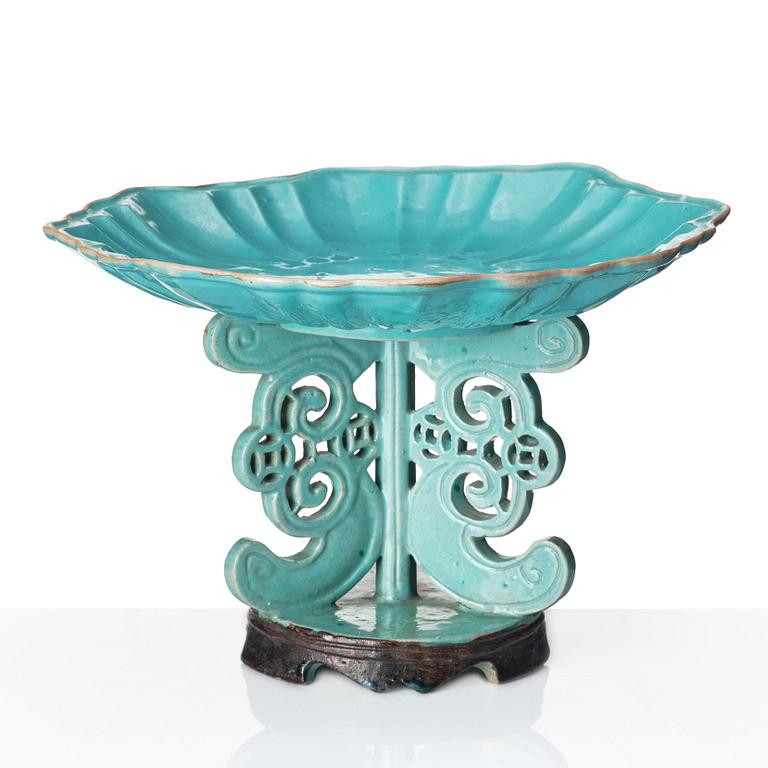 A turquoise glazed dish with stand, Qing dynasty, 19th century.