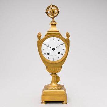 BORDSUR, brännförgylld brons, signerad Lepaute á Paris, 1700-talets slut/1800-talets början.