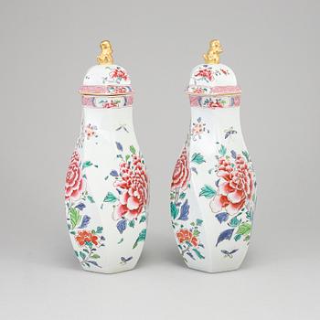 A pair of Samson vases with cover, France, circa 1900.