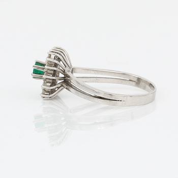 RING, vitguld 18K, diamanter, smaragd. 1900-talets andra hälft. Vikt ca 4 gram.
