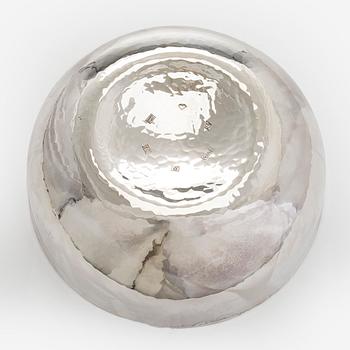 A. Tillander, malja, sterlinghopeaa ja emalia. Helsinki 2005.