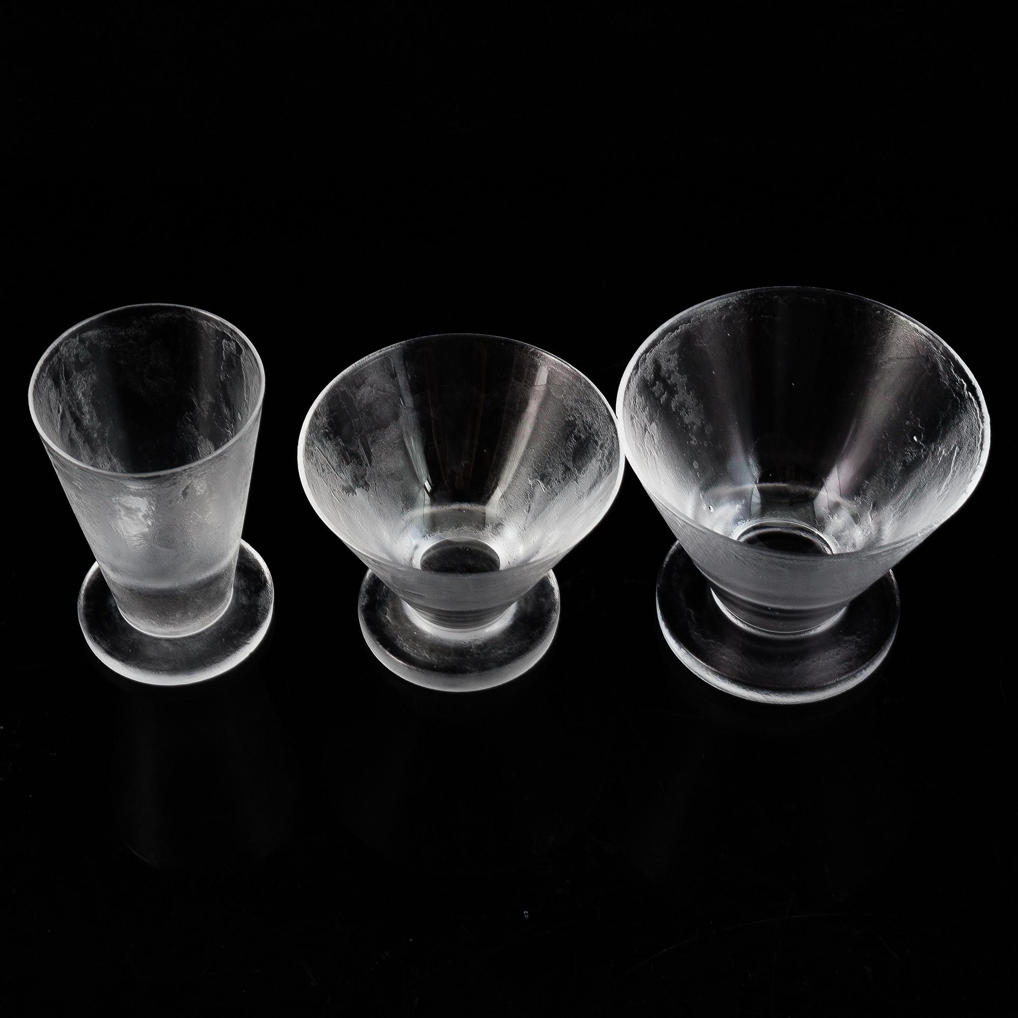 VICKE LINDSTRAND, a 16-piece 'Iced' glass service, Orrefors.
