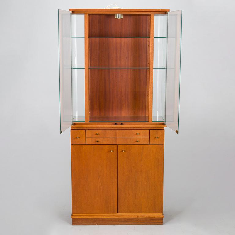 Johan Hellström, vitrinskåp, "Effect", Åfors Möbelfabrik, 1900-talets andra hälft.