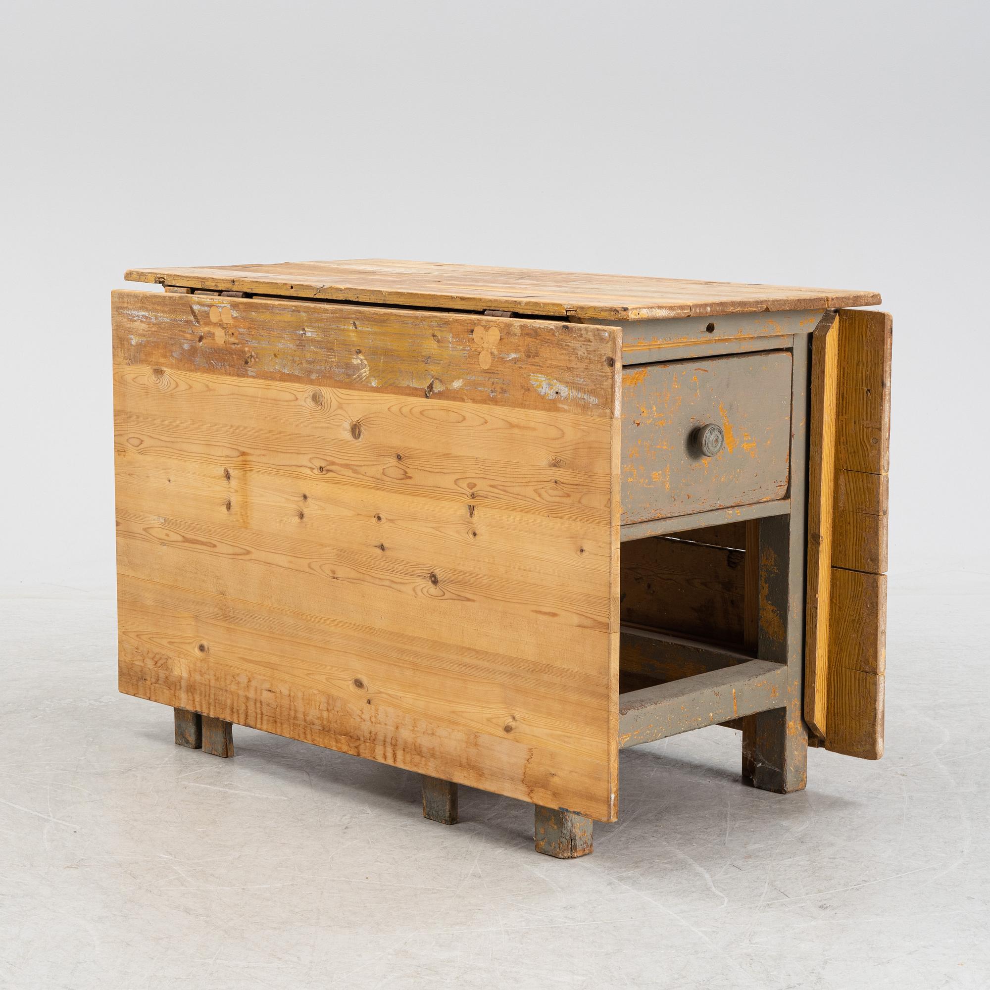 A 20th Century gate leg table.