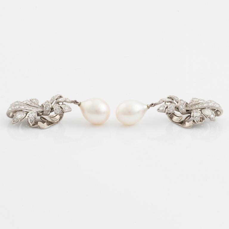 WA Bolin a pair of earrings in 18K white gold with drop-shaped cultured pearls.
