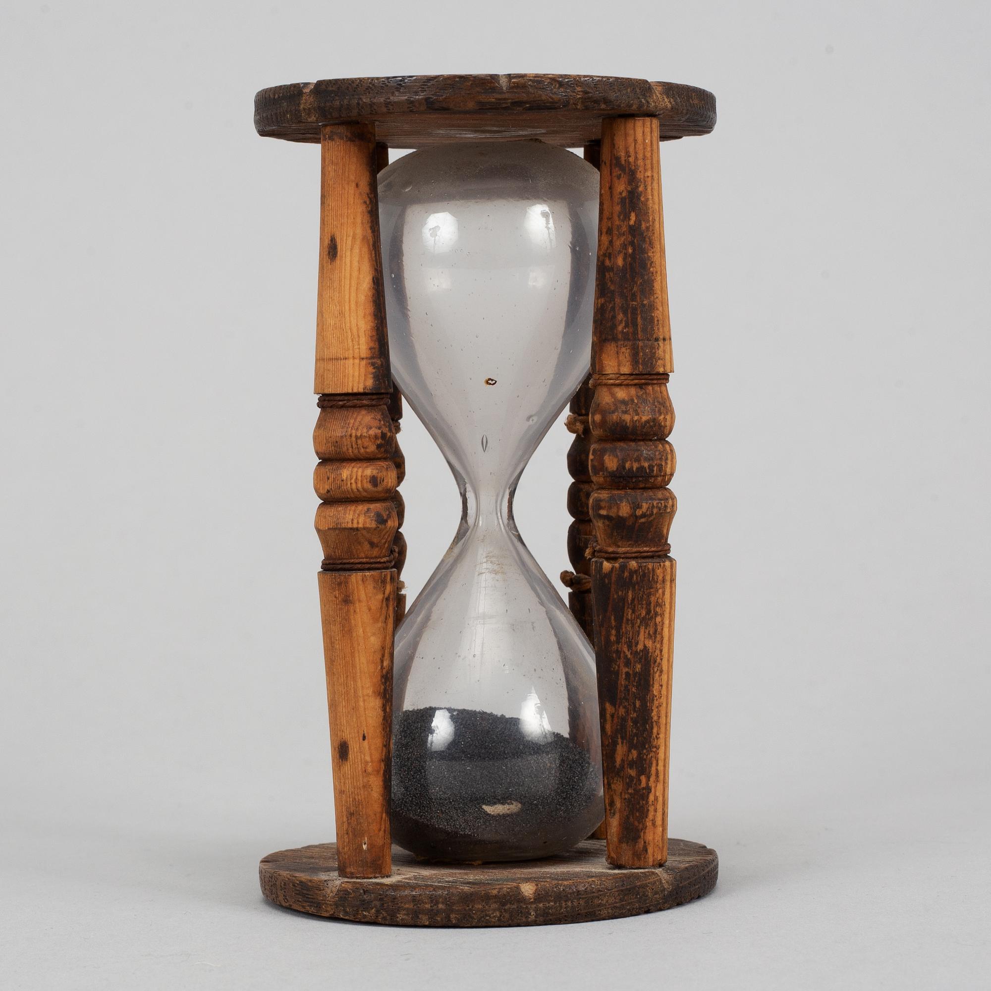 An hourglass, wooden frame, 18th/19th century.