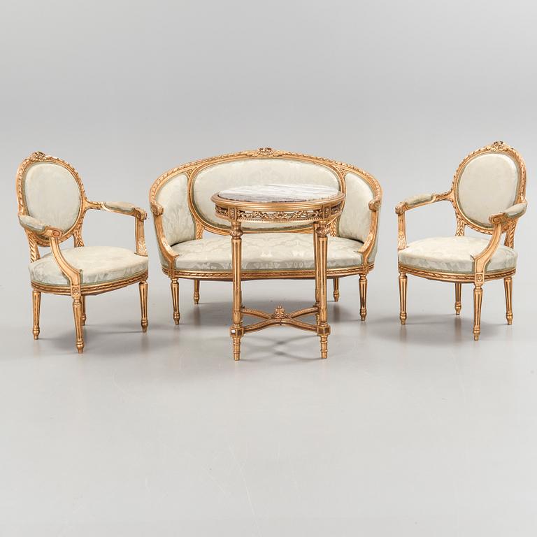 SOFFA, KARMSTOLAR, ett par, samt BORD. Louis XVI-stil, 1900-talets första hälft.