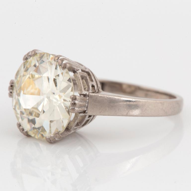 An 18K white gold ring set with an old-cut diamond 4.55 cts according to engraving.