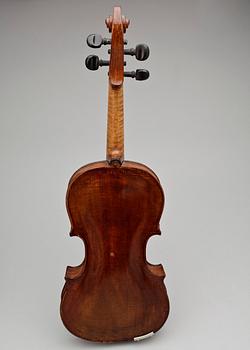 FIOL med två stråkar, märkt "Alfred Brock Stockholm", 1900-talets början.