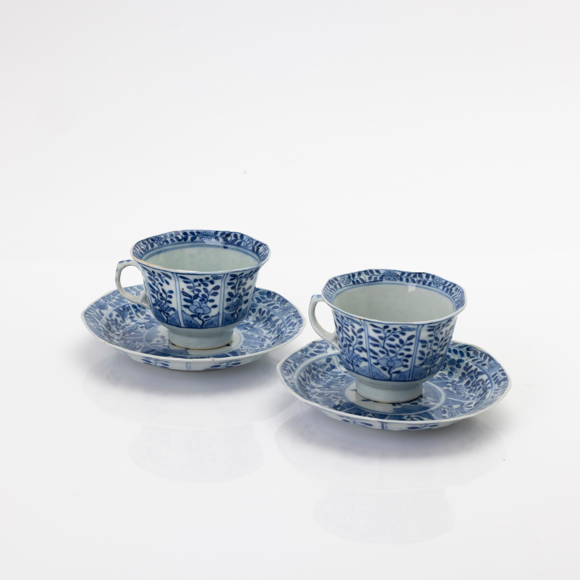 Koppar med fat, 2 stycken, porslin, Qingdynastin, omkring 1900.
