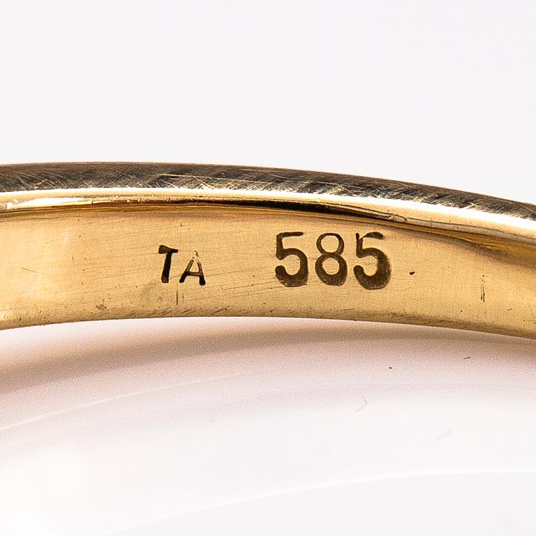 A 14K gold ring wirh diamonds ca 0.10 ct in total and a cultured pearl.