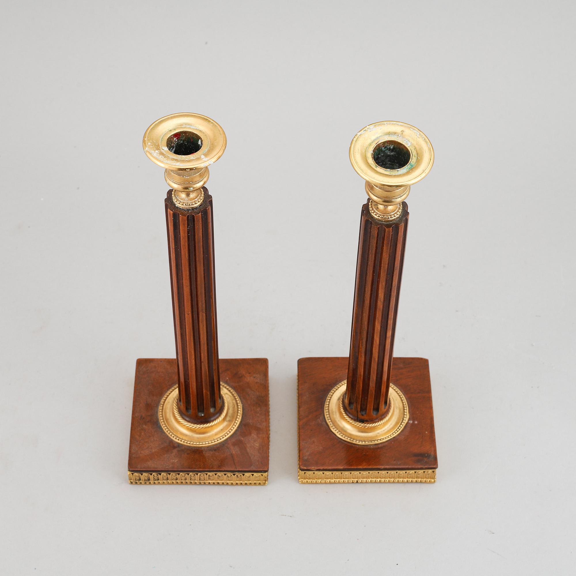 Ljusstakar, ett par, sengustavianska, 1700-talets slut.