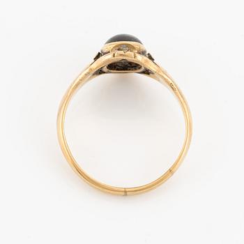 Ring, 18K guld med cabochonslipad safir.