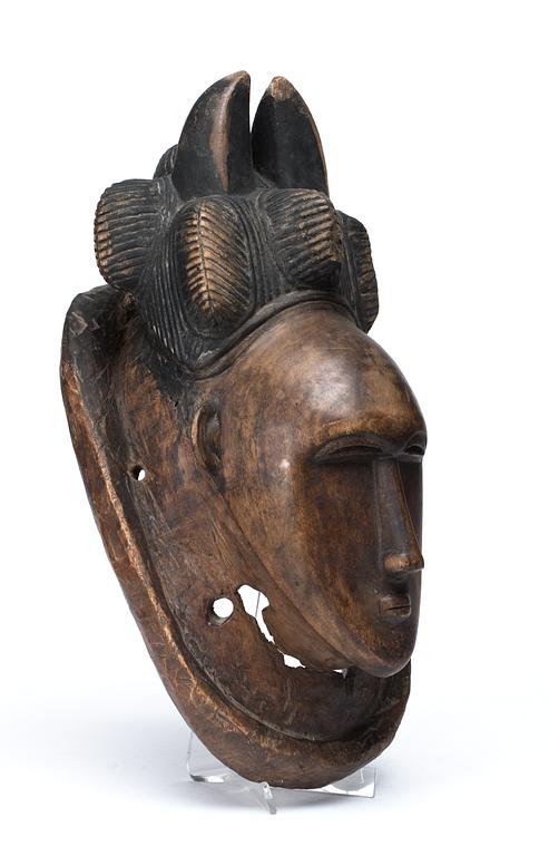 DANSMASK. Trä. Baoule-stammen. Côte d'Ivoire (Elfenbenskusten) omkring 1950.  Höjd 39 cm.