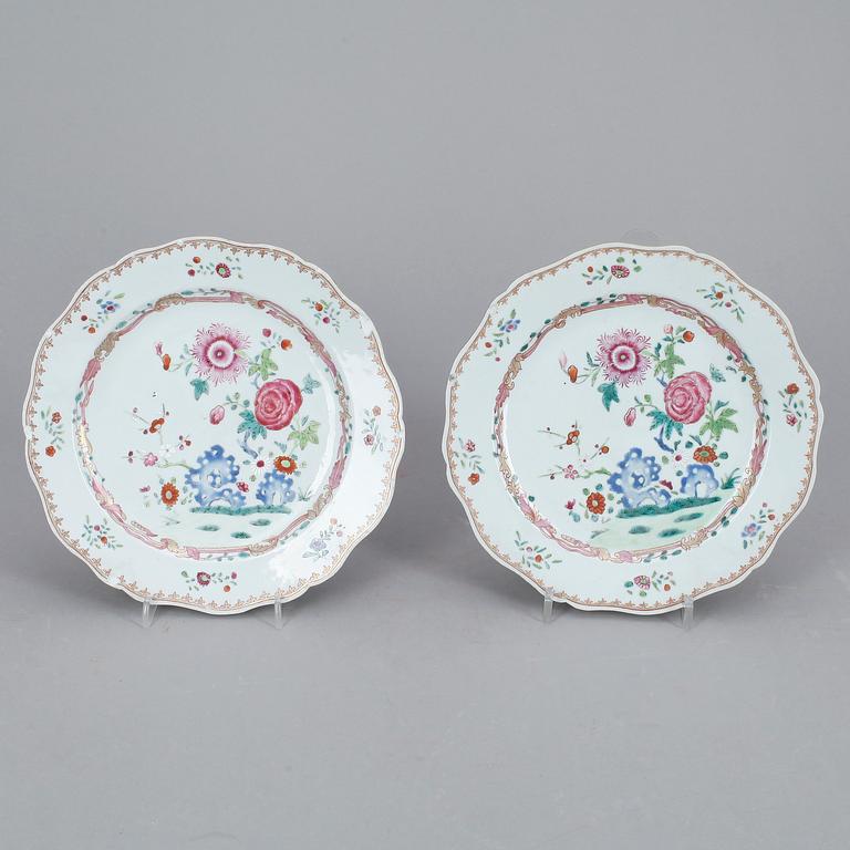 TALLRIKAR, ett par, porslin, Qing dynastin, Qianlong (1736-95).