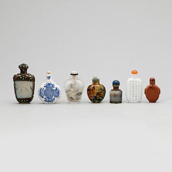 SNUSFLASKOR, sju stycken, porslin, glas, sten. Kina, 18/1900- tal.