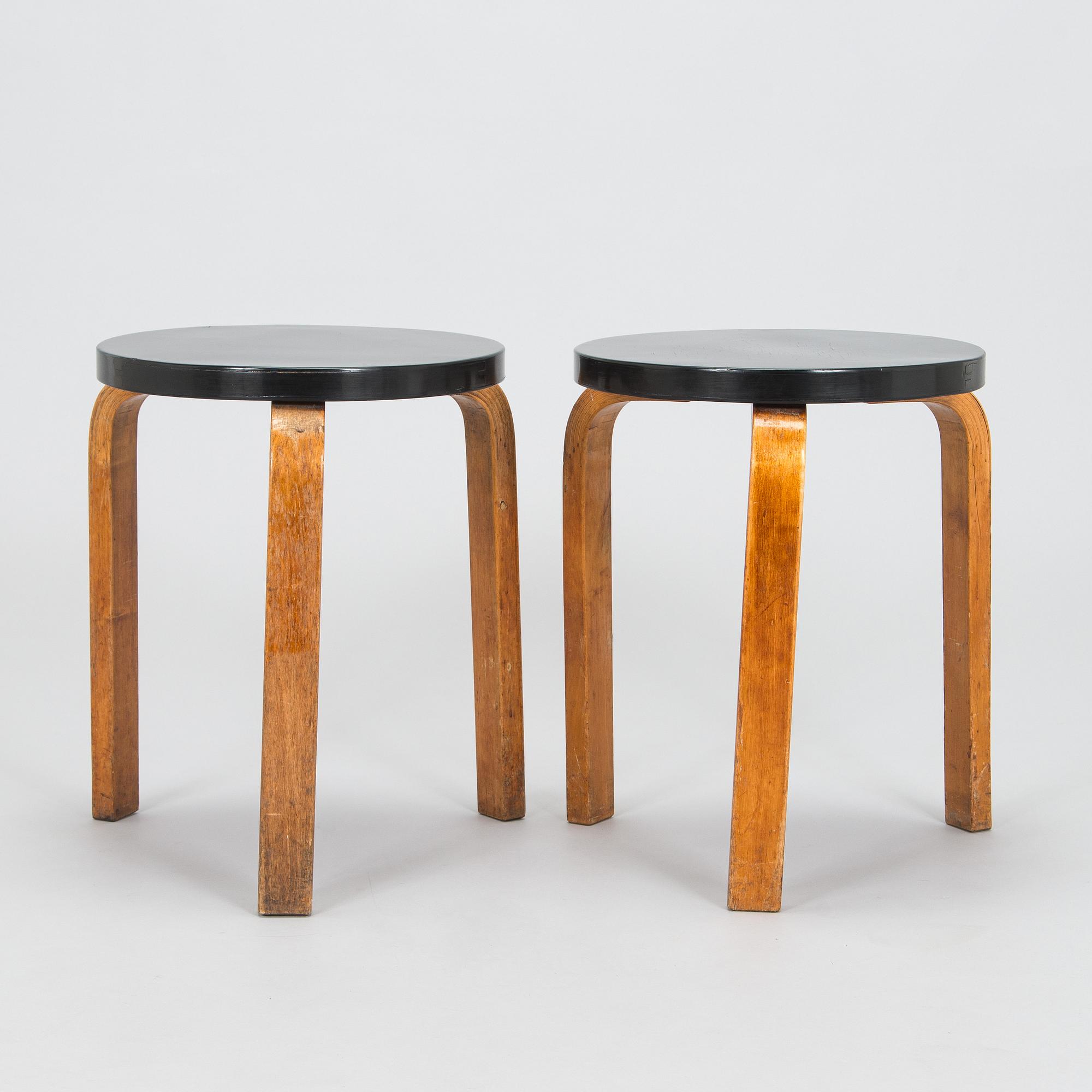Alvar Aalto, jakkarapari, malli 60, O.Y. Huonekalu-ja Rakennustyötehdas A.B, Finmar, Suomi, 1934–39.