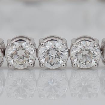 ARMBAND med briljantslipade diamanter totalt 11.73 ct. Kvalitet F-H/SI2 enligt certifikat från IGI.