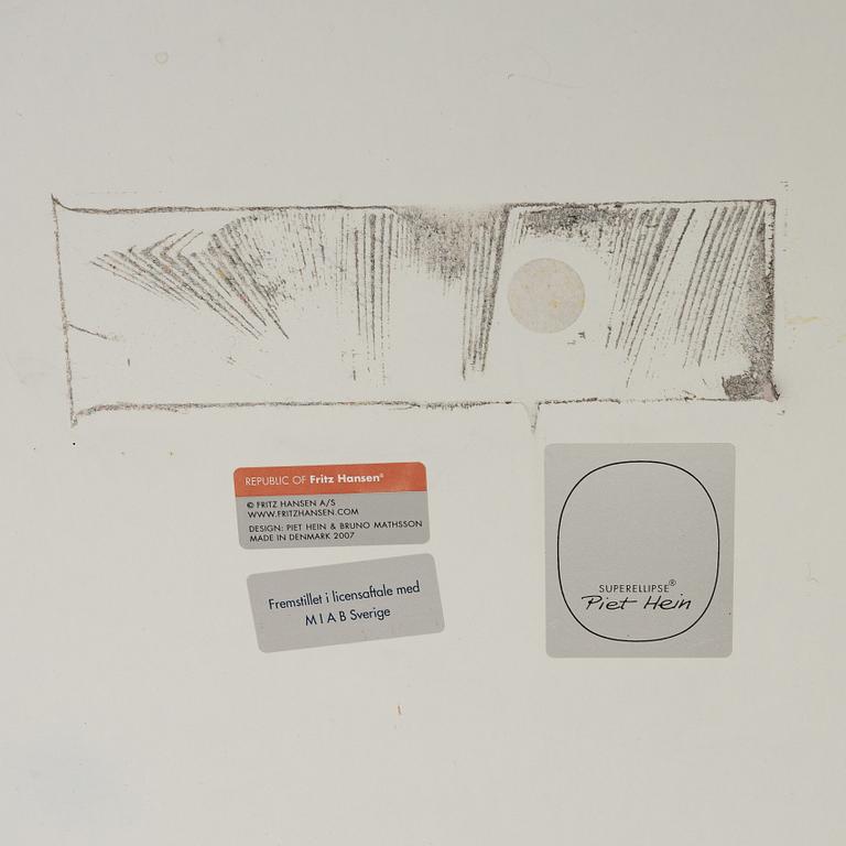 Bruno Mathsson & Piet Hein, matbord, "Superellips", Fritz Hansen, Danmark, 2007.